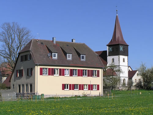 Pfarrhaus und Kirche in Schmalfelden